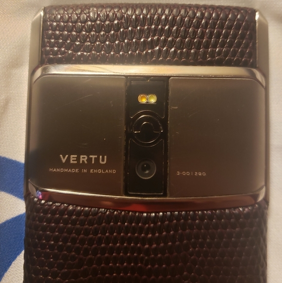 VERTU SIGNATURE TOUCH GRAPE LIZARD/TITANIUM - Picture 3 of 16